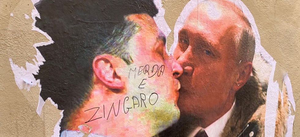 “Me**a e zingaro”: le scritte sul viso di Zelensky